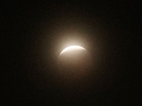Eclipse lunar sorprende en Puebla, pero la bruma impide disfrutarlo por completo