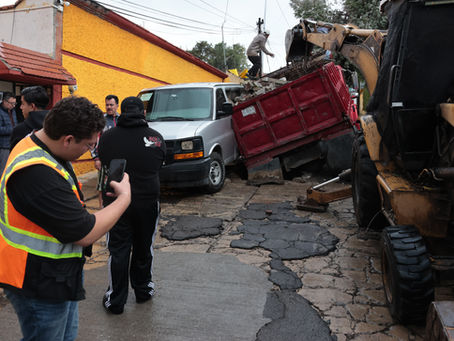 ¡Se abre la calle en Romero Vargas! Camión cargado con escombros cae en socavón y daña una camioneta