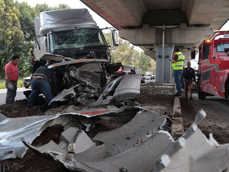 Tráiler se estrella contra pilar en la México-Puebla; conductor resulta lesionado