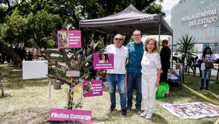 A 11 años de su desaparición, familia de Paulina Camargo coloca árbol memorial frente a la Fiscalía de Puebla