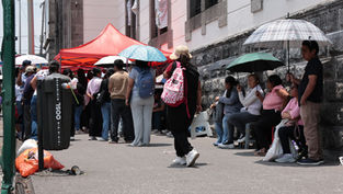Desde la madrugada, aspirantes abarrotan la Normal Superior de Puebla en busca de una ficha