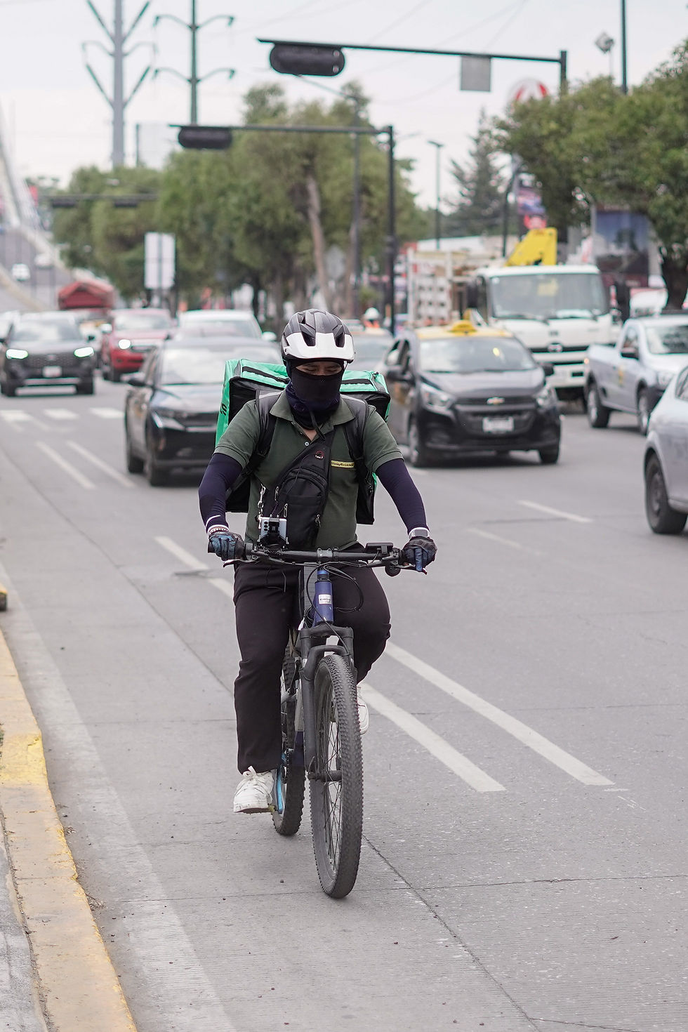 Entre el riesgo y la movilidad: ciclistas ya usan la nueva ciclovía en la Calzada Zaragoza