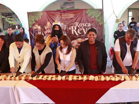 Encabeza Omar Muñoz partida de rosca y entrega de juguetes en San Lorenzo Almecatla y Sanctorum