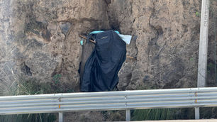 ¡Misterio en el Periférico Ecológico! Reportan a una persona viviendo entre las paredes de concreto
