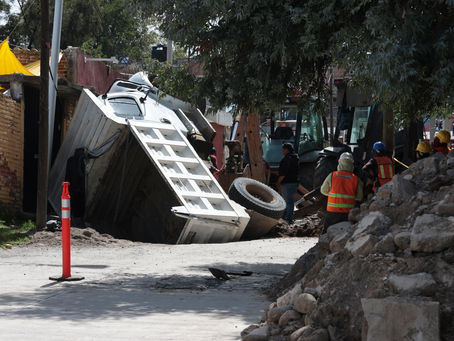 ¡Otra vez! Torton cae en mega socavón de Romero Vargas; ya es el cuarto camión afectado