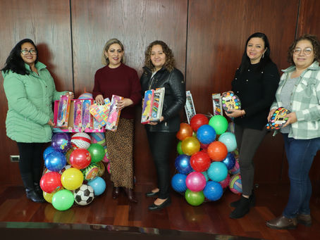 Voluntariado del Congreso entrega juguetes al Sistema DIF para su distribución