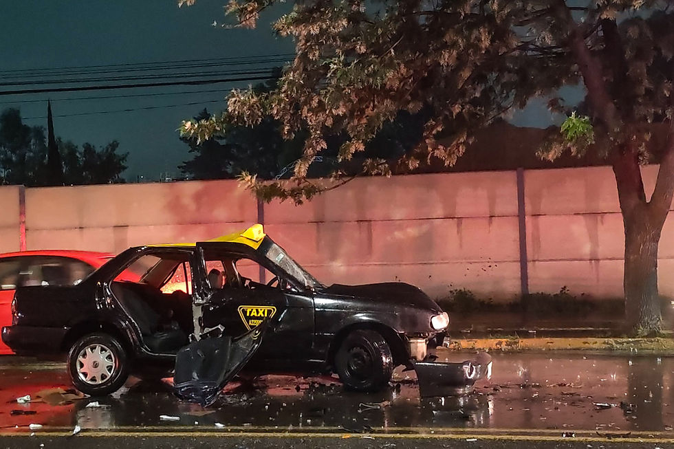 ¡Alerta vial en la carretera Puebla-Tlaxcala! Fuerte choque entre taxi y vehículo particular