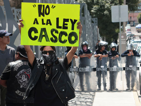 Motociclistas protestan en el Congreso de Puebla contra la "Ley Casco"