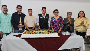 Omar Muñoz y Tere Alfaro reconocen a los abuelitos de Cuautlancingo