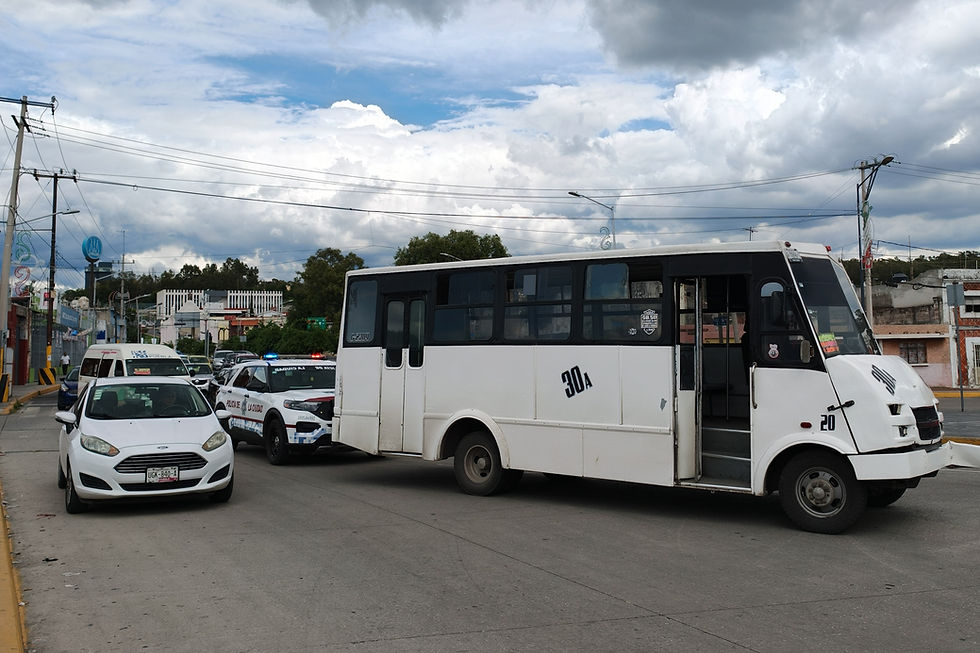 Choque entre unidad de la Ruta 30 A y camioneta causa movilización en Puebla