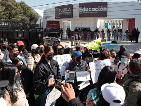 “No queremos privilegios, queremos justicia”: maestros se manifiestan frente a la SEP Puebla
