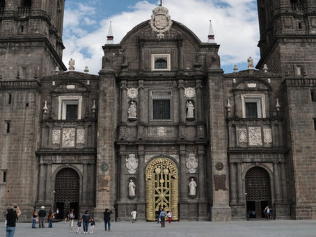 La Catedral de Puebla vuelve a lucir: retiran vallas y revela impresionante retablo artesanal