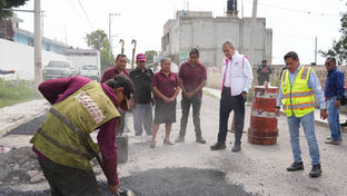 Verifica Pepe Chedraui trabajos de bacheo en San Andrés Azumiatla
