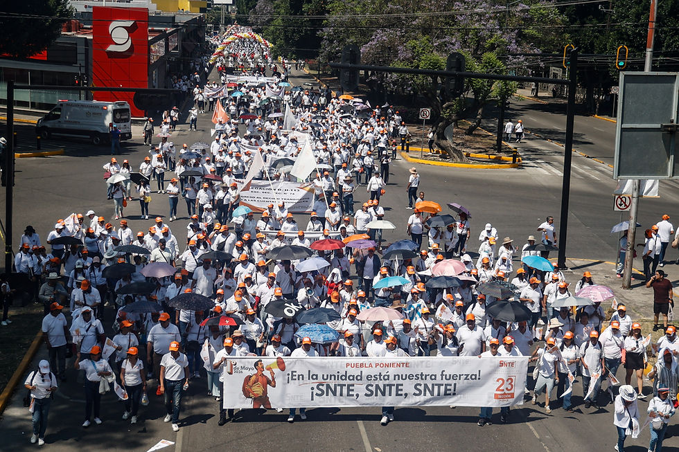Impresionante mega marcha del 1 de Mayo inunda Puebla: Armenta encabeza movilización