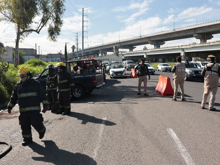 Volcadura de camioneta en incorporación de la autopista México-Puebla deja tres lesionados