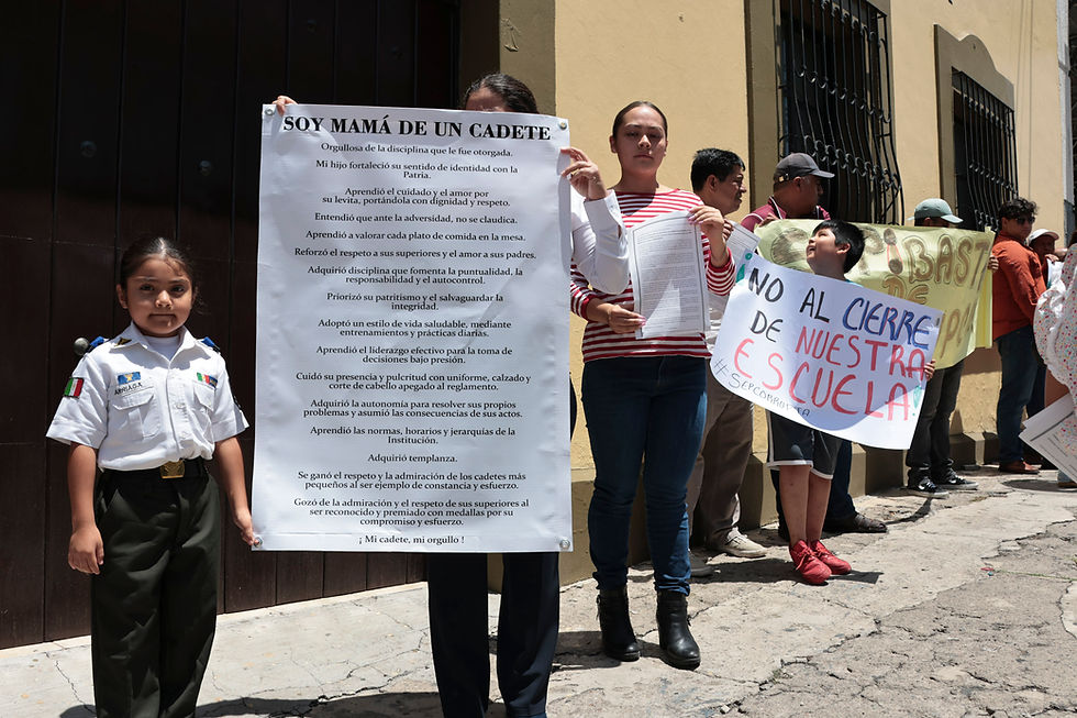 "¡No cierren nuestra escuela!": entre lágrimas, estudiantes y padres protestan por clausura de la Academia Militarizada