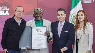 Reconocen en Puebla a leyenda de la lucha libre: Dorrel Dixon recibe homenaje por su trayectoria