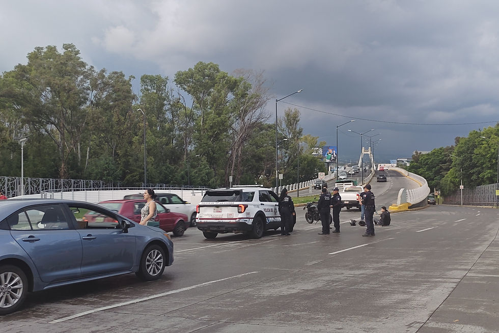 Motociclista derrapa en Calzada Zaragoza; es auxiliado por policías en Los Fuertes