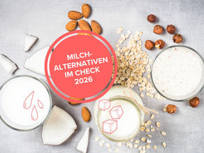 Bild mit Alternativen Milchsorten und deren Rohstoffen in Vogelperspektive - Text: Milchalternativen im Check 2026