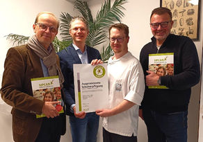 SIPCAN Auszeichnung Schulverpflegung – Schule De La Salle Strebersdorf - Außen l. und r.: Thomas Capka und Christian Hofmann vom Schulverein De La Salle; Mitte l. und r.: Manuel Schätzer mit dem Küchenleiter Gerald Deutsch