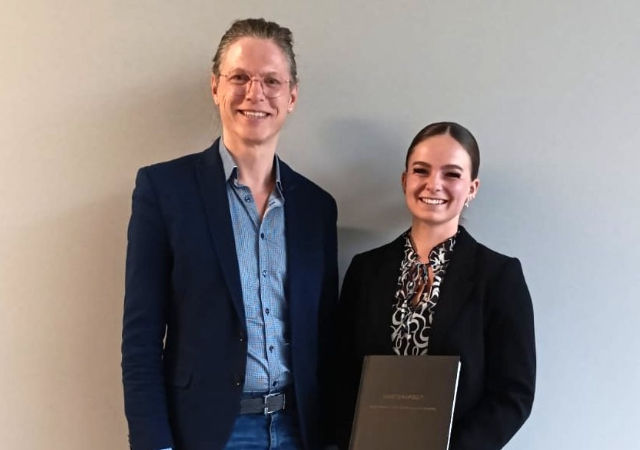 Manuel Schätzer und Sarah Brunner mit ihrer Forschungsarbeit