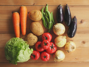 Gemüse auf Holztisch Vogelperspektive