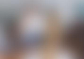 SIPCAN Polarstern Stärken stärken Materialien im Unterricht – Lehrerin mit Broschüre erklärt gerade ein paar Schülern - © APA-Fotoservice/Juhasz