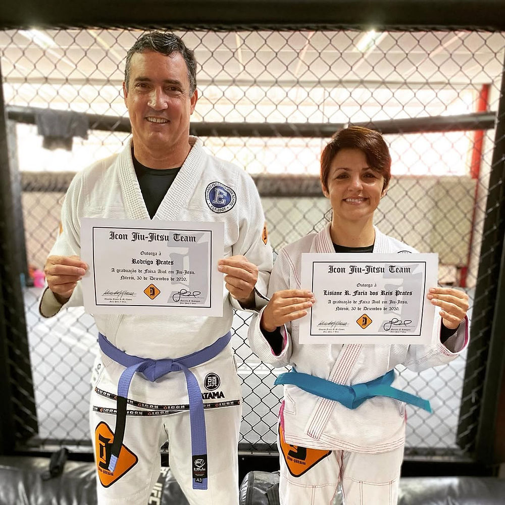 Homem e mulher com certificados de jiu-jitsu da história Flexa.