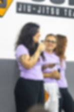 Carol, gerente, e Nane, sócia e professora da escola, durante um momento de conversa e apresentação no evento Agosto Lilás.