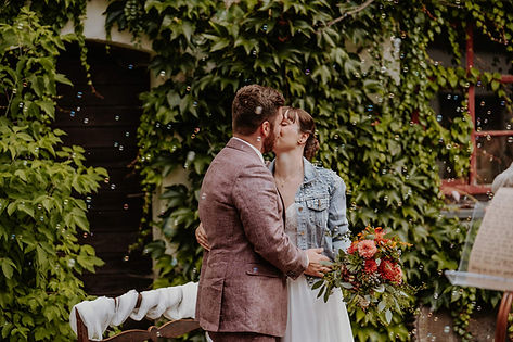 Brautpaar steht zwischen funkelnden Wunderkerzen vor dem Normannenhaus in Jena