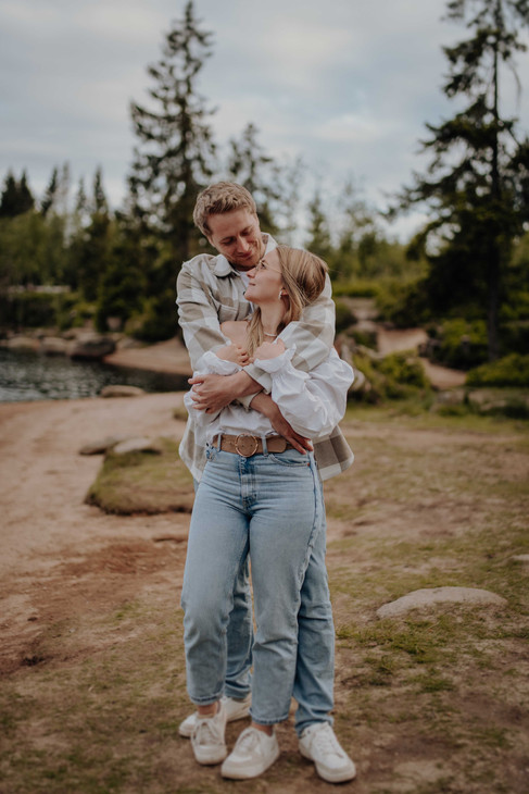 Innige Umarmung eines Paars am Oderteich im Harz, fotografiert von Blickwinkel Fotografie