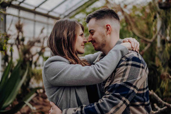 Ein Paar umarmt sich liebevoll im botanischen Garten in Jena