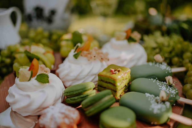 Detailaufnahme von Törtchen auf einem Weinberg