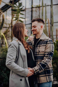 Babybauchshooting mit dicker Jacke und Kuscheltuch im frostigen Garten von Jena