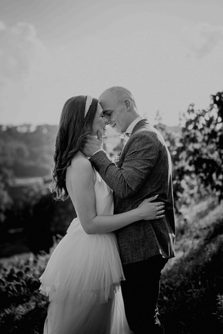 Ein Brautpaar tanzt im Abendlicht im Weinberg bei einem Hochzeitsshooting