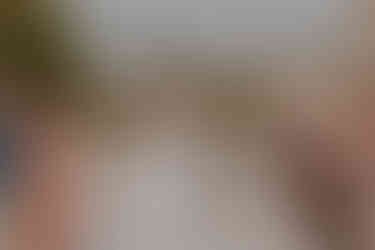 Empfang eines Brautpaars mit Seifenblasen in einem Burghof