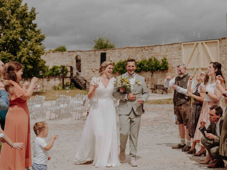 Ein Brautpaar heiratet auf einer Burg in Thüringen von Familie umgeben