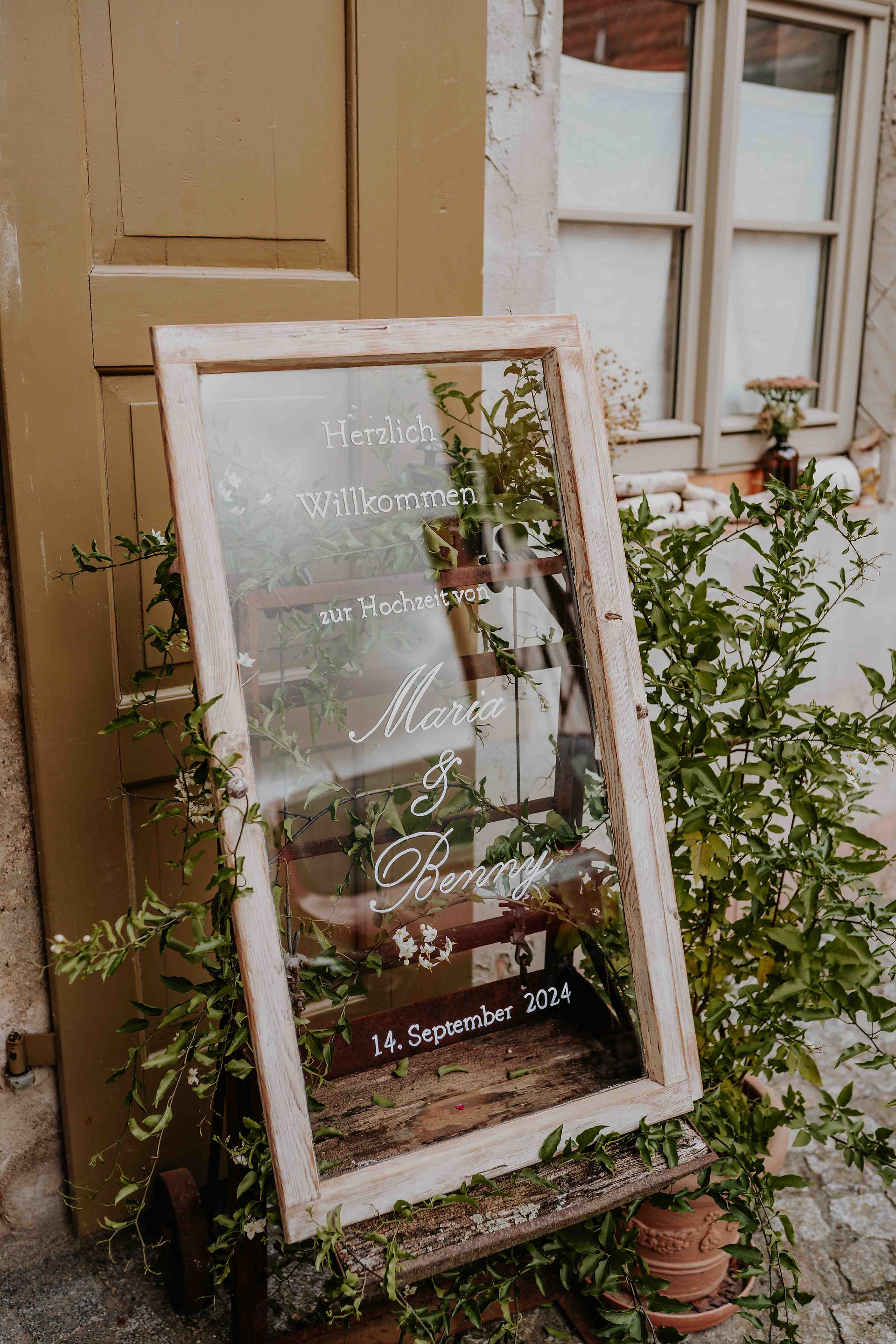 Ein Fenster ist mit Hochzeitsdaten im Vintagelook beschrieben