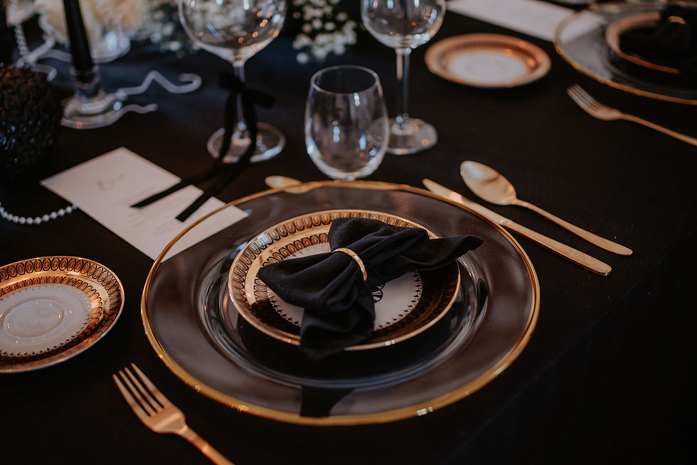 Schwarze Tischdekoration mit Schleifendetails