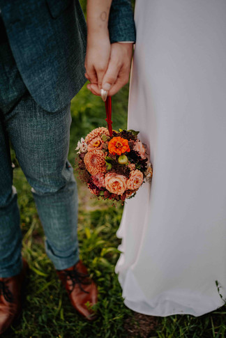Ein extravaganter Brautstrauß in Orange