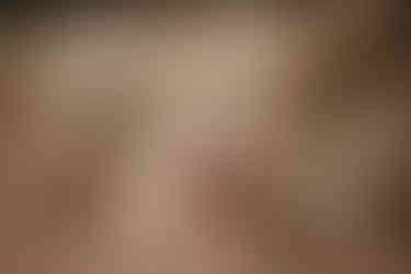 Ein Paar steht auf einem Felsvorsprung