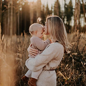 Eine Mama küsst ihr Kind liebevoll auf den Kopf