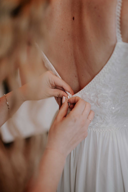 Eine Braut beim Getting Ready in Gera