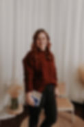 Lächelnde Fotografin blickt in die Kamera