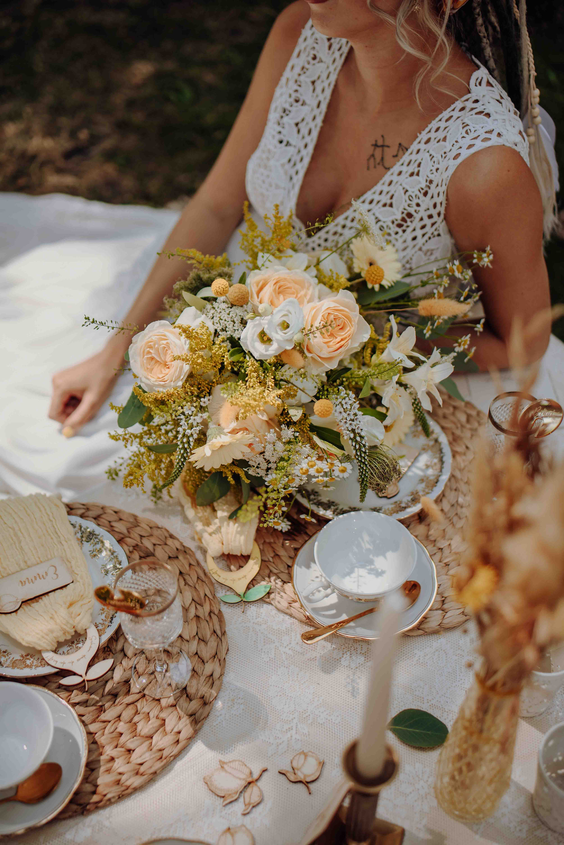 Sommerlicher Brautstrauß mit gelben Rosen und lockerem Eukalyptus – frische Hochzeitsinspiration 2025