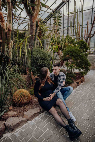 Ein Paar umarmt sich sitzend