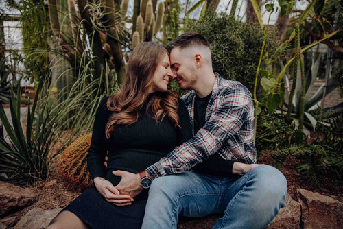 Zarte Wintersonne trifft auf Babybauch – liebevolles Paarshooting im Botanischen Garten