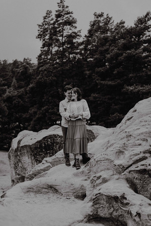 Ein Paar umarmt sich liebevoll