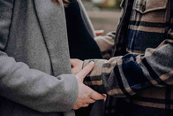 Natürliche Schwangerschaftsfotos mit Winterstimmung im Botanischen Garten Jena