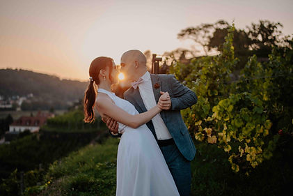 Ein Baby liegt in einem weichen Körbchen